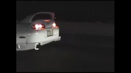 Яка Гонка Mitsubishi Lancer Evo Vs. Toyota Supra