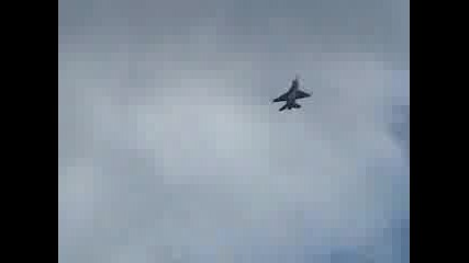 F - 16 Fighting Falcon