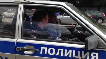 Полицаи се подчиняват на руски гражданин