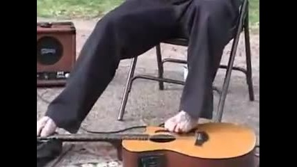 Мъж без ръце свири на китара!