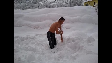 Мъж прави салта в снега полугол!!