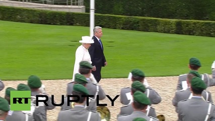 Germany: Gauck welcomes Queen Elizabeth II with full military honours