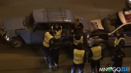 Руски полицаи бият пиян мъж!!!