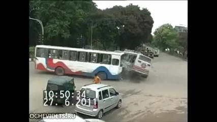 Зверска катастрофа между два автобуса
