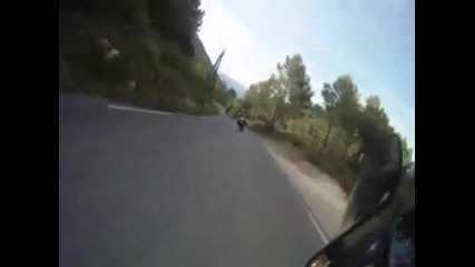Моторист Се Блъска Челно В Кола