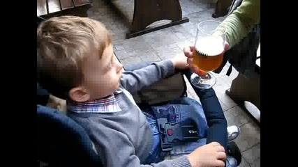 Дете На 3 Години Пие Бира (tuborg)