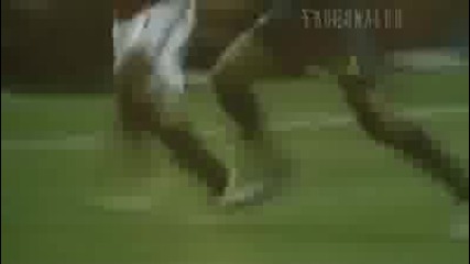 Cristiano Ronaldo vs Ronaldihno 2010 - Freestyle Football 