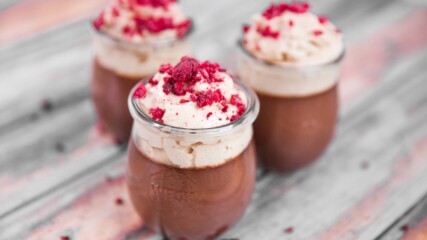 Бурканчета с шоколадов крем, кокосова пяна и малини |Гурме за всеки ден: Десерти| 24Kitchen Bulgaria