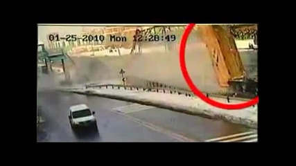 Висок камион не можа да мине под моста и го разрушава