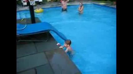Хлапе прави задно салто в басейн 