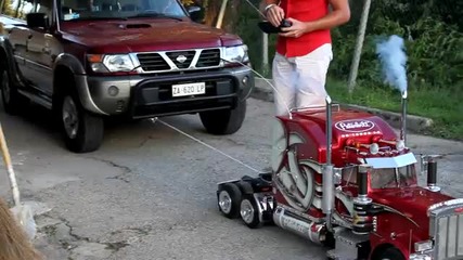 Мини камион дърпа Nissan Patrol !