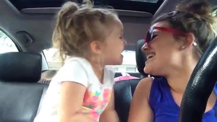 Майка и дъщеря пеят тематичната песен от "frozen" в колата