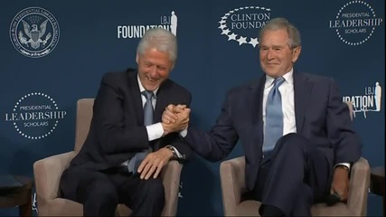 Голям смях с Клинтън и Буш по време на пресконференция (без субтитри)