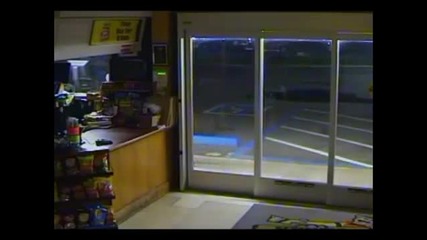 Вижте как краде най-глупавият обирджия във Вселената