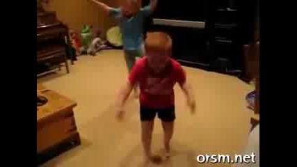 Малко дете танцува много яко - Не е за изпускане