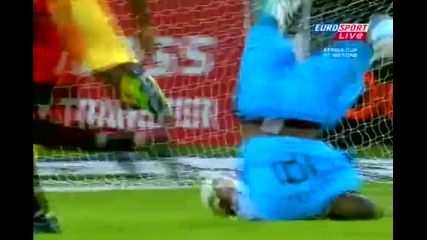 Вратар прави салто !!! Забавен момент на Africa Cup 2010! 