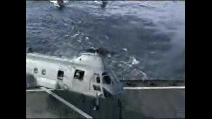 Хеликоптер Пада Във Водата