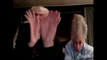 Баби се забавляват пред криво огледало ( Много Смях ) 
