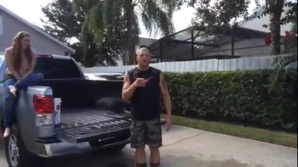 Goldust бива залят с ледана вода ( Ice Bucket Challenge )