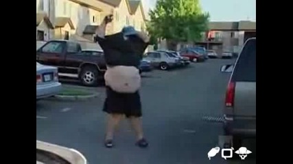 Полицай Залавят Дебел Мъж