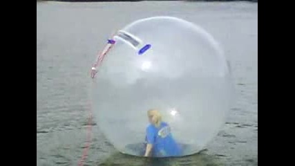 лудост във водата - Разходка в надуваем балон 