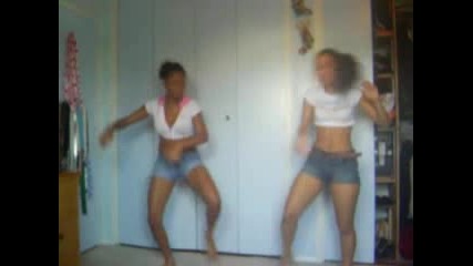 Две Момичета Танцуват Do The Money Shake