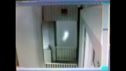 Мистерия: Призрак на дете си играе пред камера за видеонаблюдение!