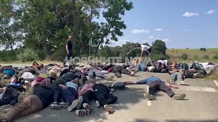 Десетки изтощени мигранти легнаха на път в Ямболско (ВИДЕО)