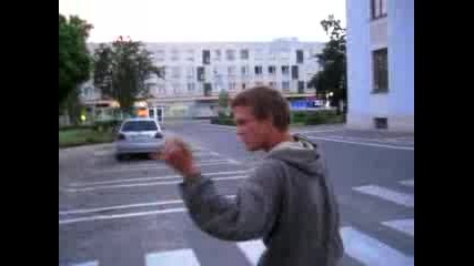 Момче пее цинизми на улицата
