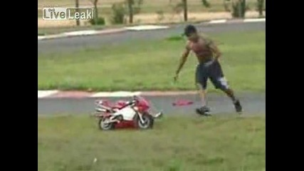хлапе пада от мини мотор при опит на баща му да го спре