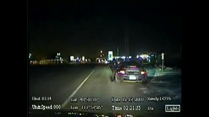 Полицай се опитва да задържи притежател на порше