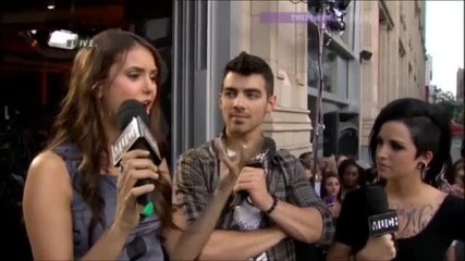 Nina Dobrev и Joe Jonas - Much Music 2011