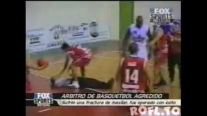 Баскетболист удря съдията 
