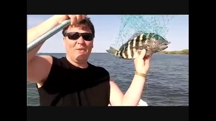 Човек хваща странна риба със зъби
