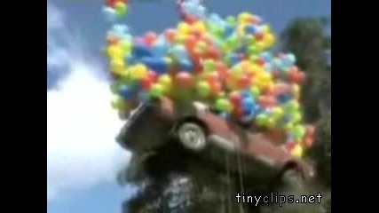 Балони вдигат кола във въздуха