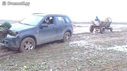Кон с каруца тегли кола в калта, не си знае силата