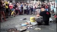 Уличен техно барабанист спечели аплодисментите на хората