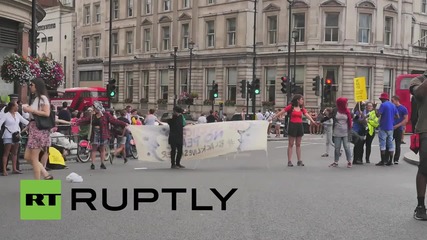 Великобритания: Протестиращи се събраха пред американското посолство в памет на Майк Браун