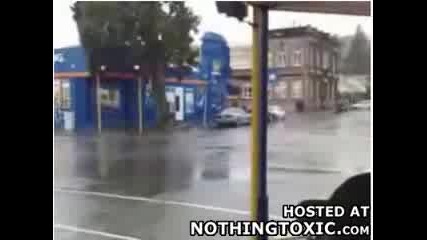Гигантскo Дървo пада  Върху Кола