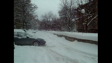 Закъсала кола в сняг !