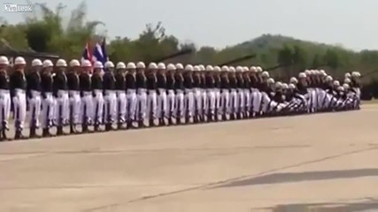 Впечатляващо изпълнение ... Тайландски военен парад .