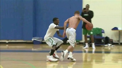 Nate Robinson обува гигантските обувки на Shaq. :d