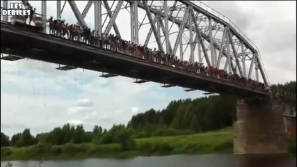 Можете ли да повярвате ? 135 Човека Скачат От Мост Наведнъж !!!