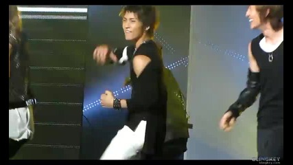 Minho dancing lucifer with a piggyback ride on Onew hyung ^0^ @ Mc