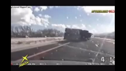 Вятър преобръща камион 