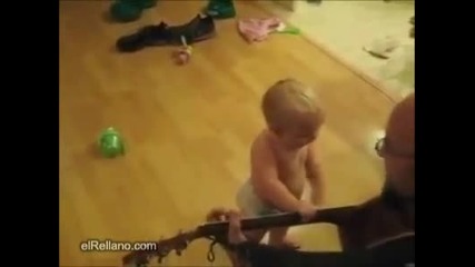Супер сладко бебенце играе 