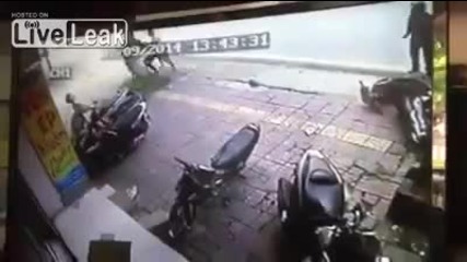 Мъж краде мотор, но нещо се обърква