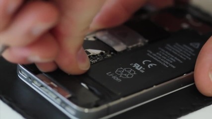 Как се сменя батерия на Iphone 4