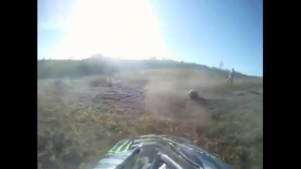 Каскадьор се приземява върху момиче
