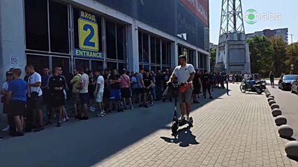 Фенове на Левски пеят песни и се забавляват на опашката за билети